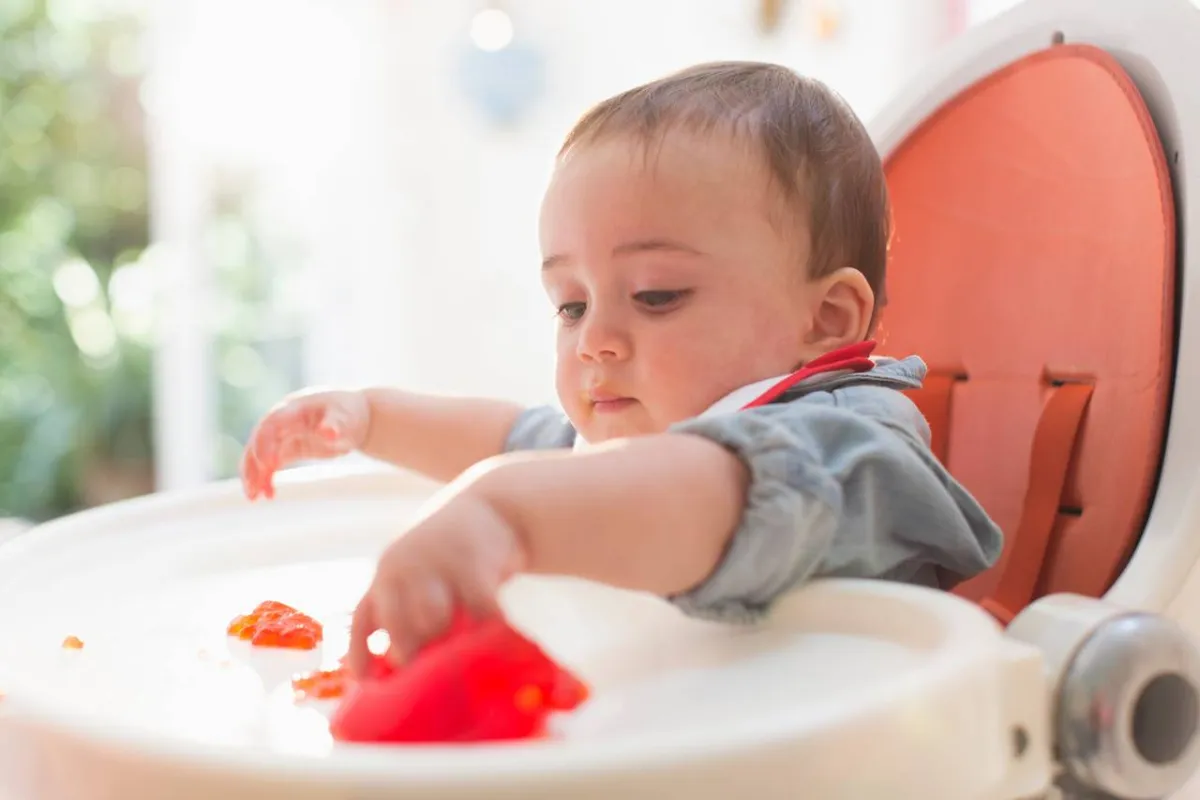 صورة لطفل يأكل