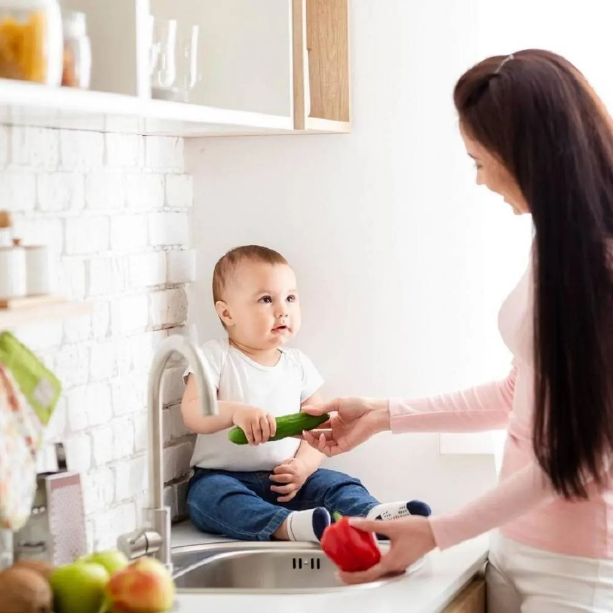 صورة لطفل وأمه