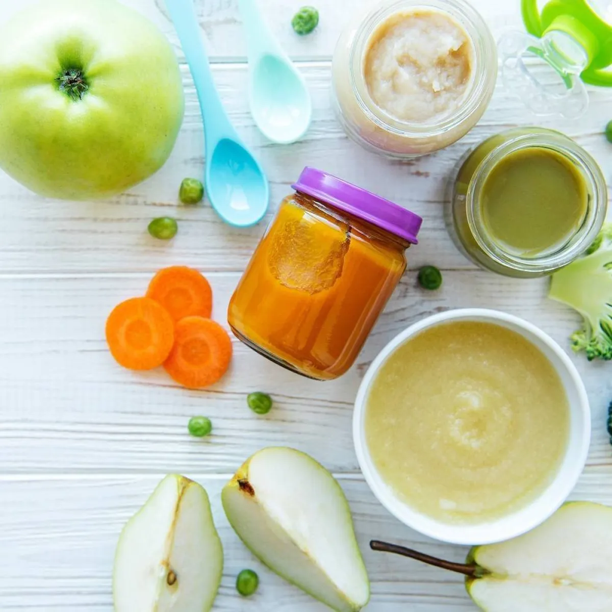 صورة لعدد من البرطمانات والفاكهة