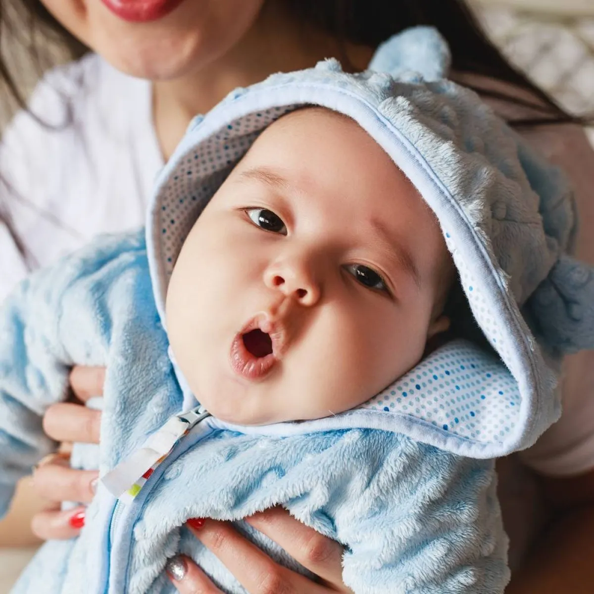 صورة لطفل تحمله أمه