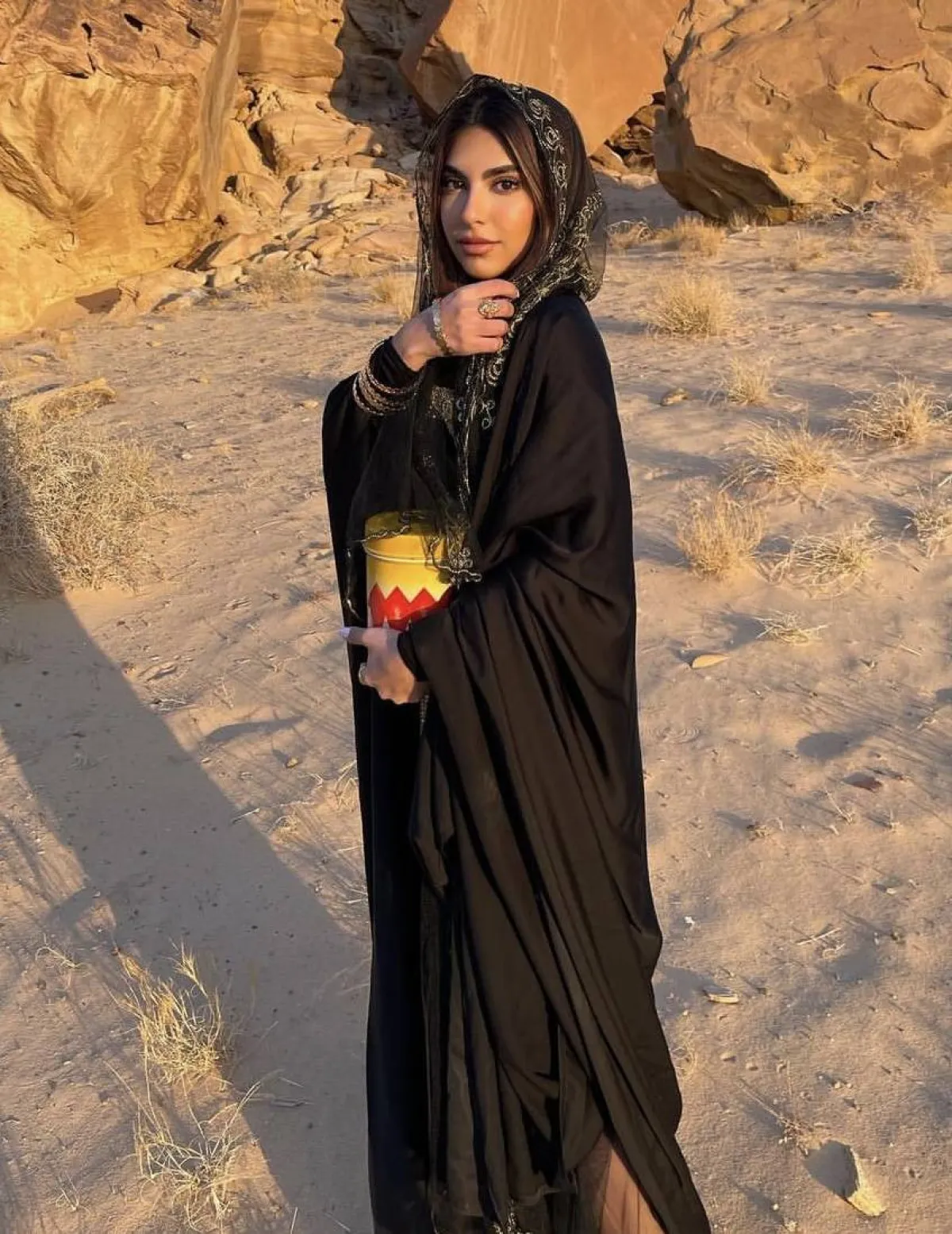 شوق محمد بعباية سوداء