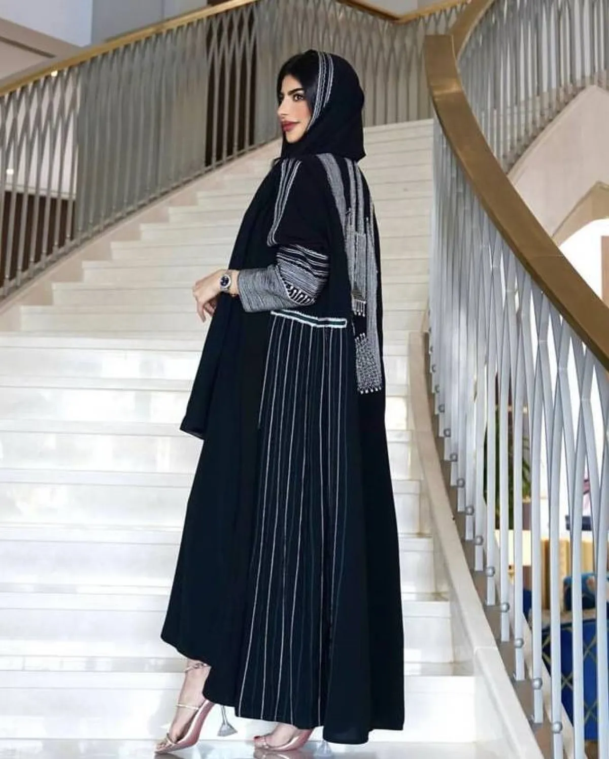 شهد الزهراني بعباية سوداء مطرزة