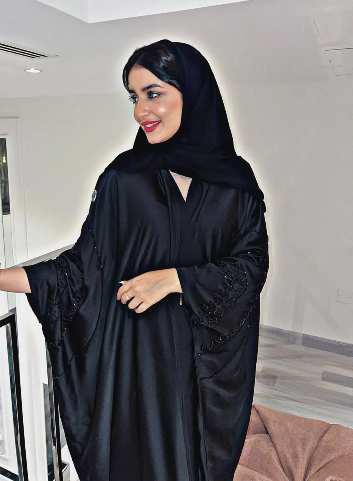 خولة المراغي بعباية الساتان