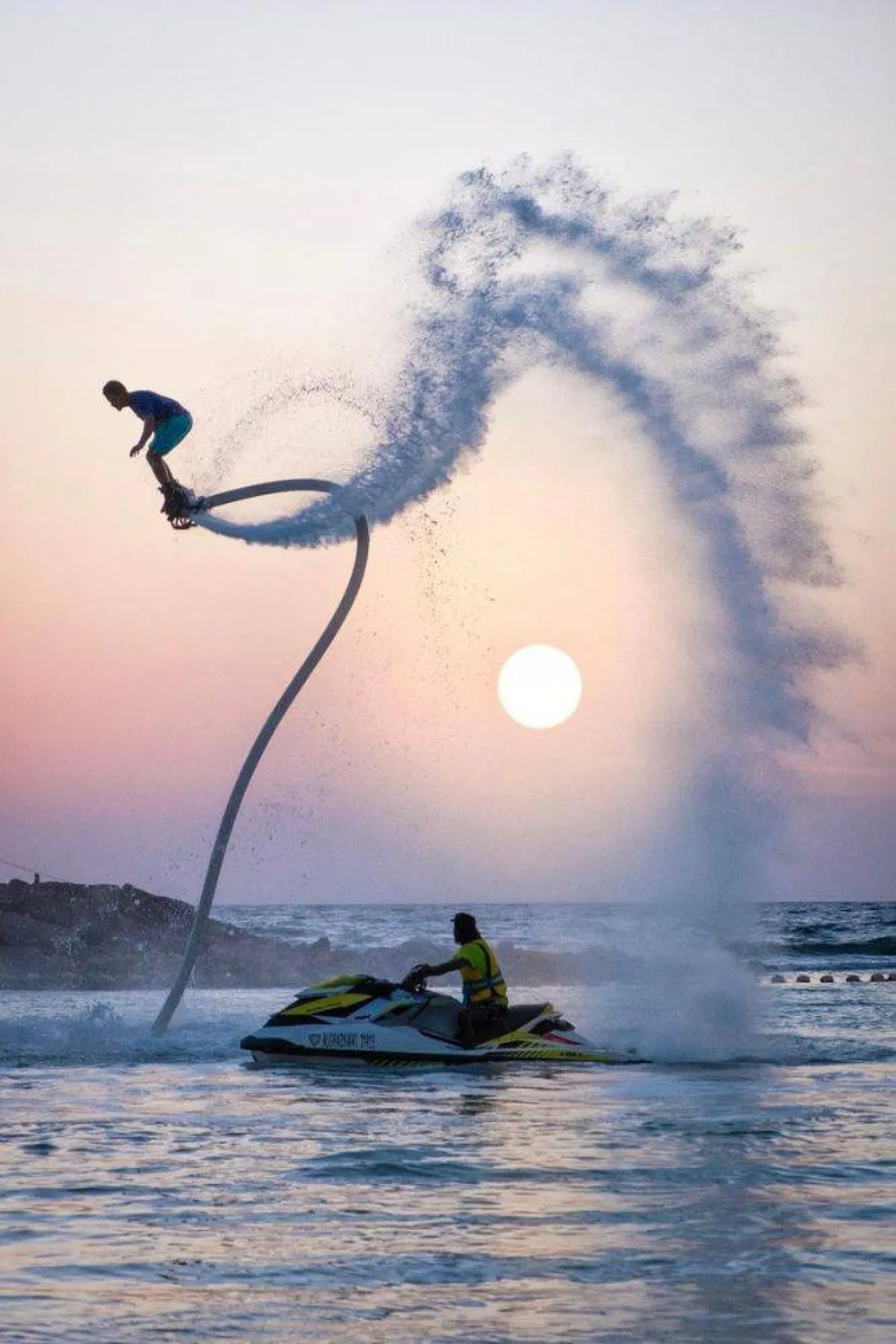 تظهر الصورة نشاط مصعب في الفلاي بورد