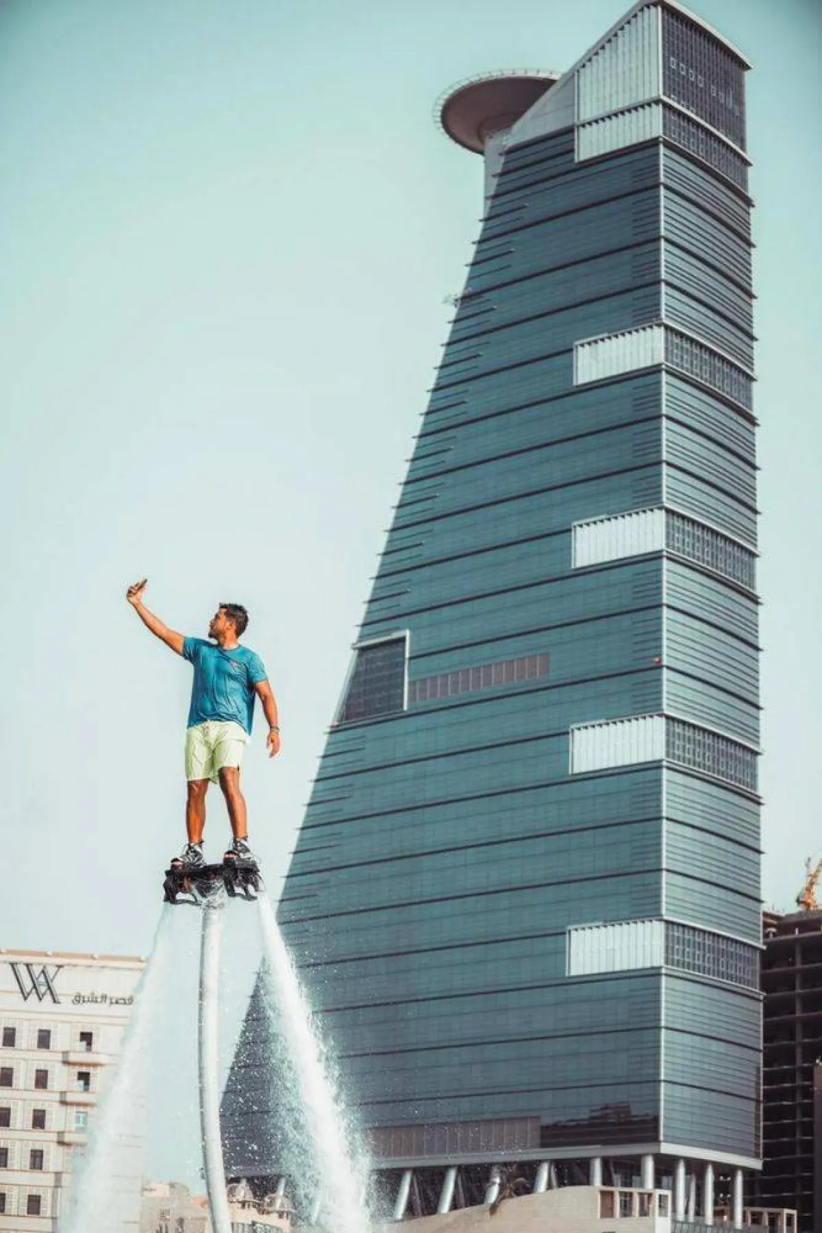 تظهر الصورة نشاط مصعب في الفلاي بورد