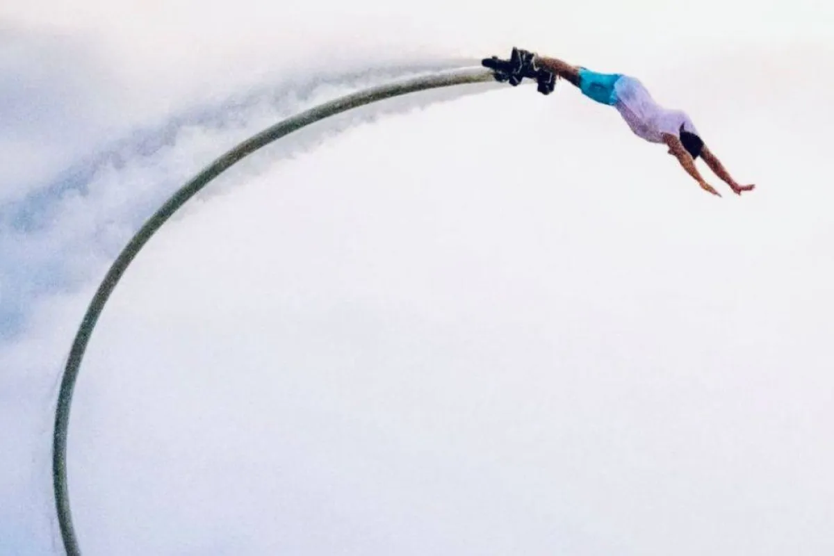 تظهر الصورة نشاط مصعب في الفلاي بورد