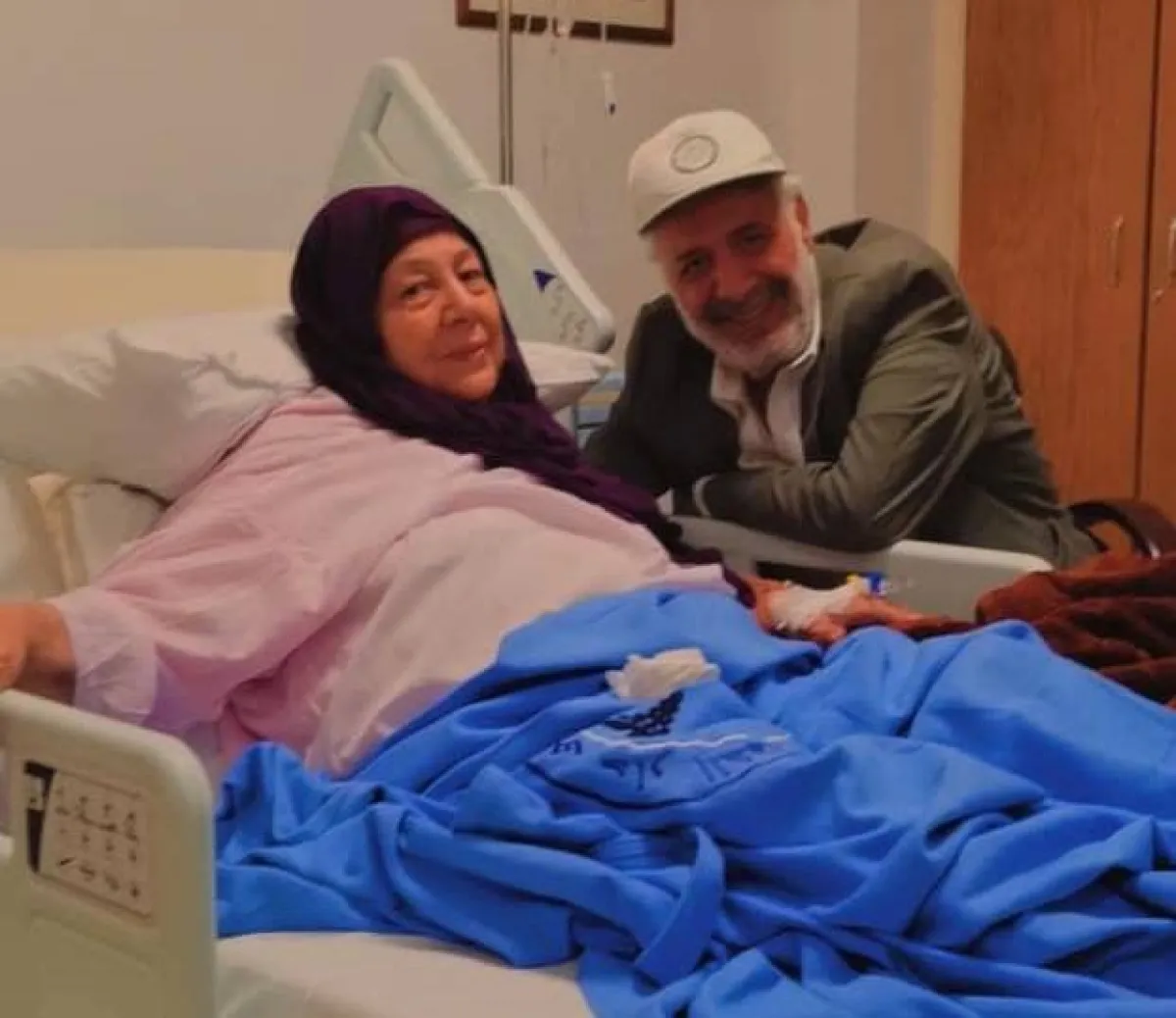 أيمن زيدان ووالدته - الصورة من حسابه على فيسبوك