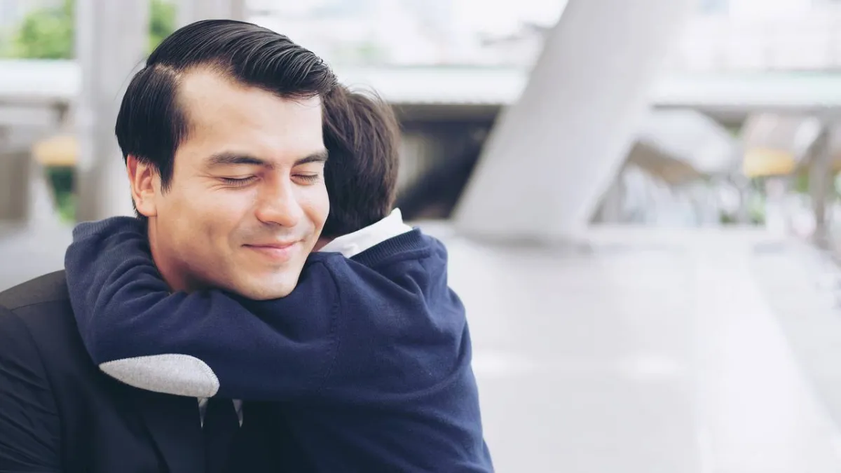 صورة لمعانقة الطفل