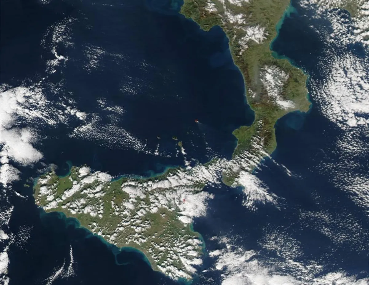 صورة ترصد البركان من الفضاء