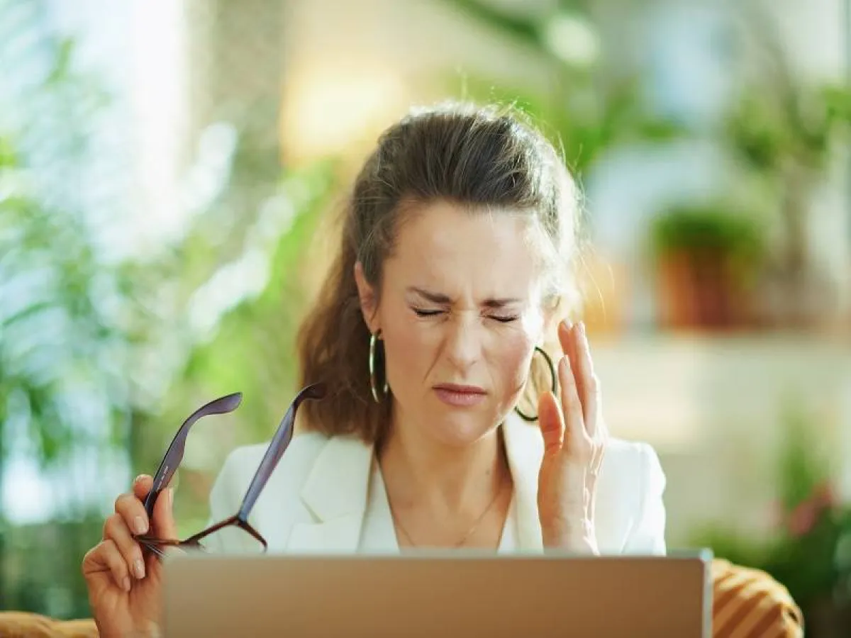 اتبعي قاعدة  20-20-20 إذا كنتِ تعملين على الكمبيوتر  لفترات طويلة خلال اليوم