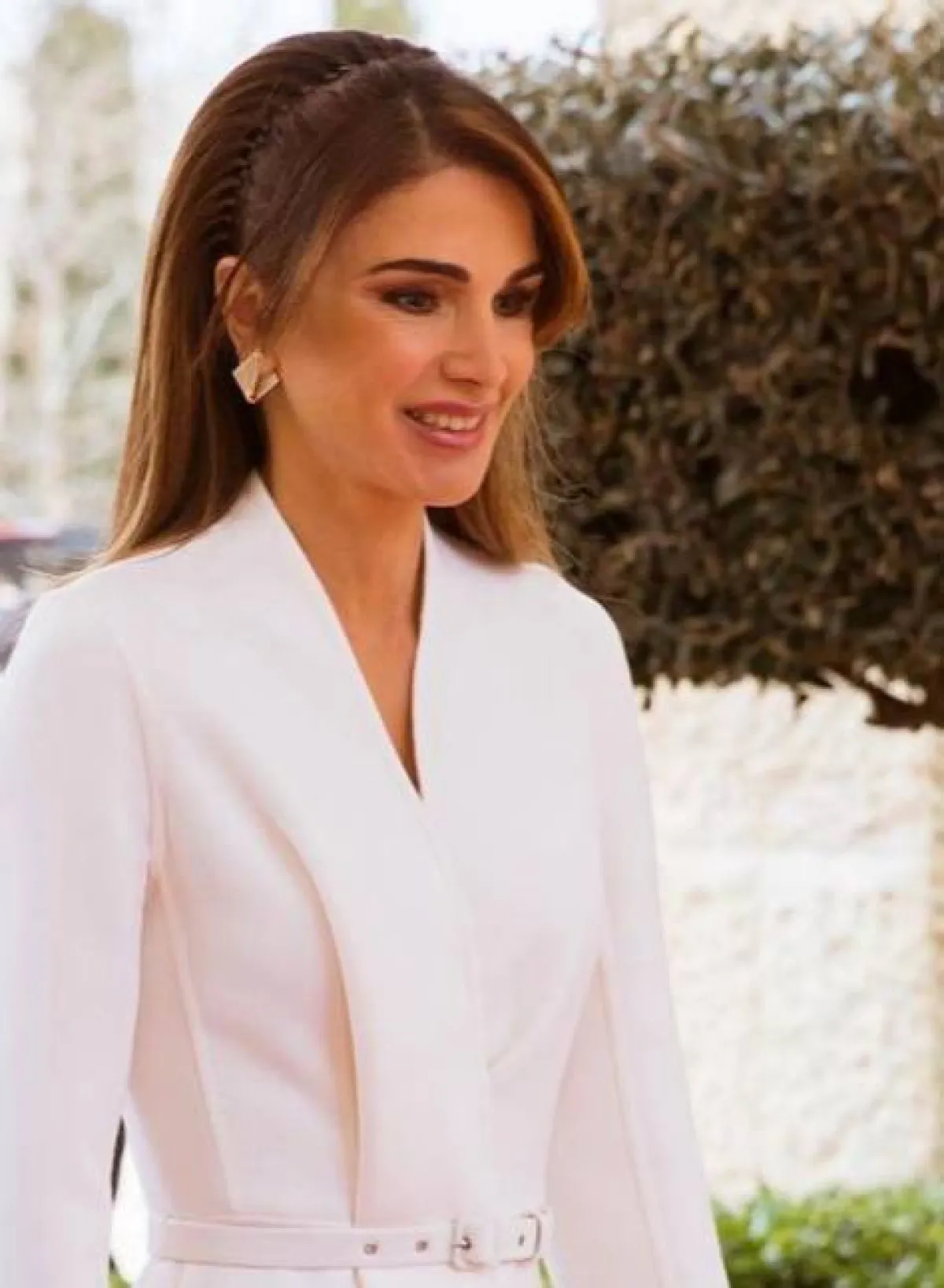 أفكار تسريحات شعر الملكة رانيا