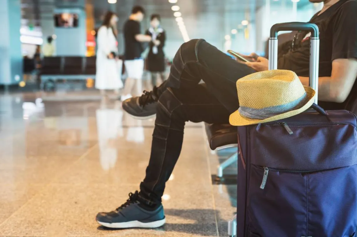 الانتظار في منطقة الراحة في المطار 