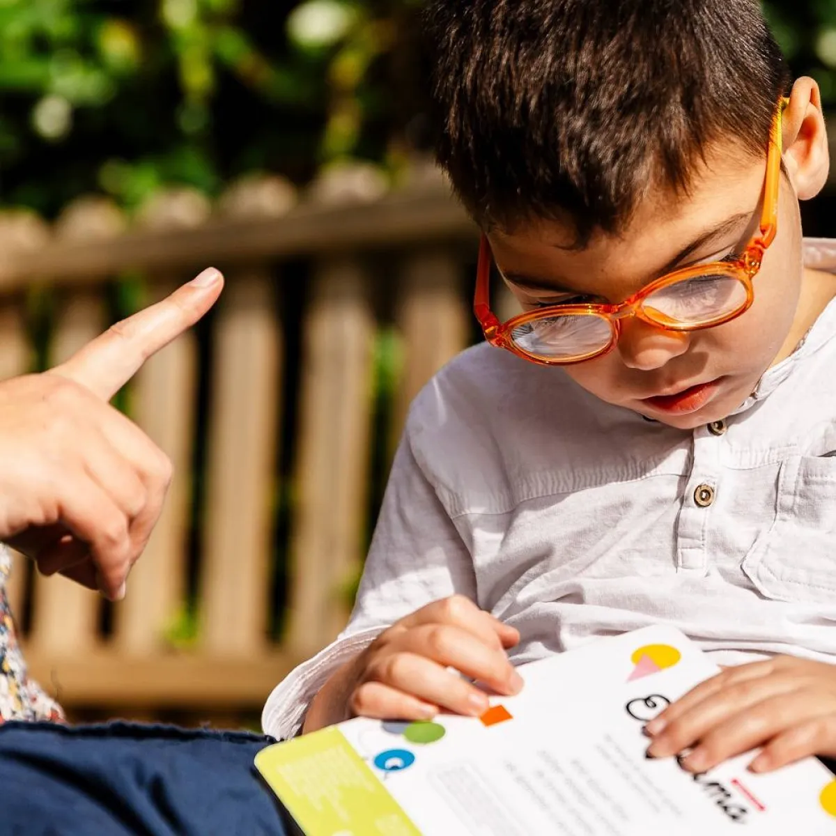 صورة لطفل وأم تؤنبه