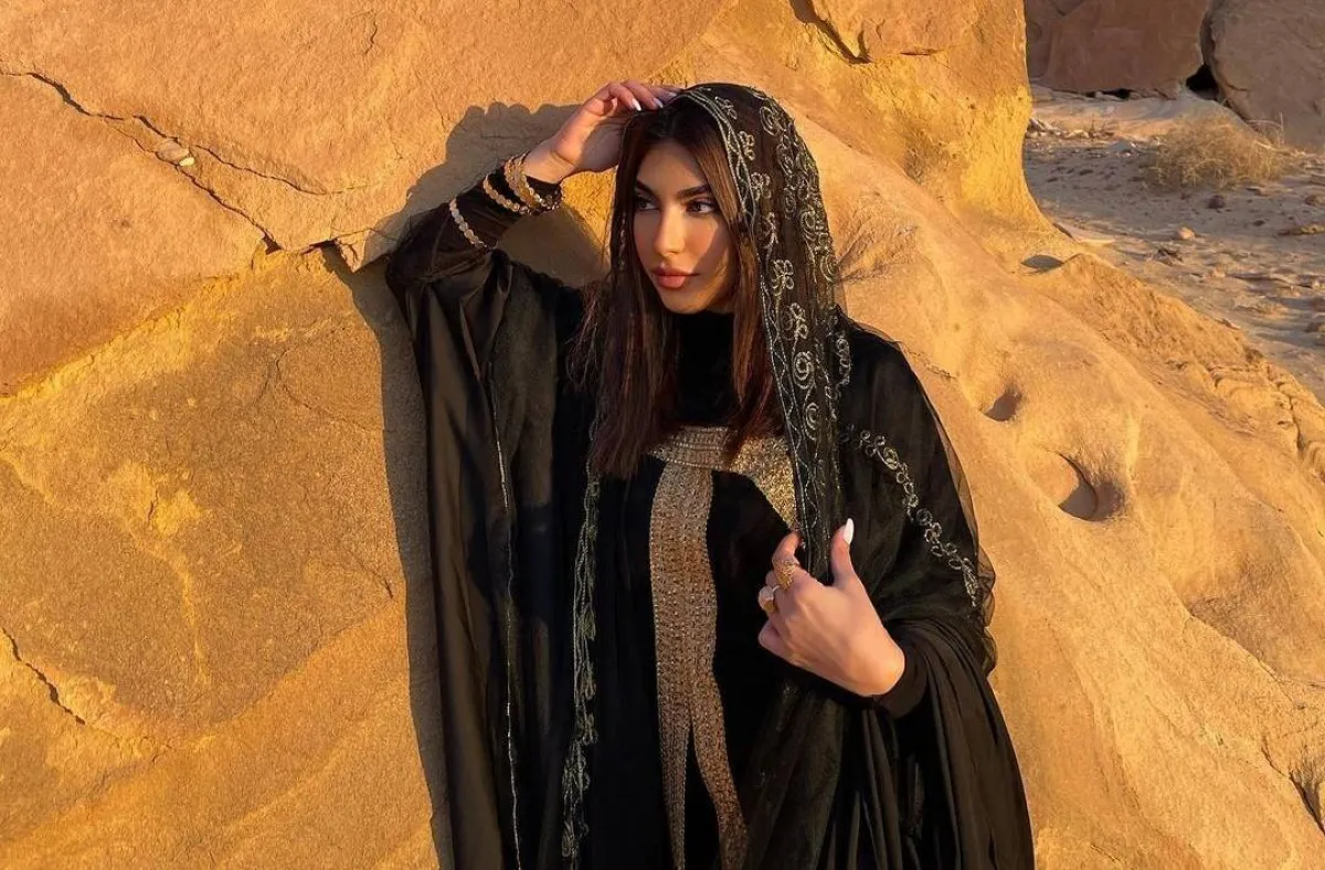 موديلات عبايات باللون الأسود