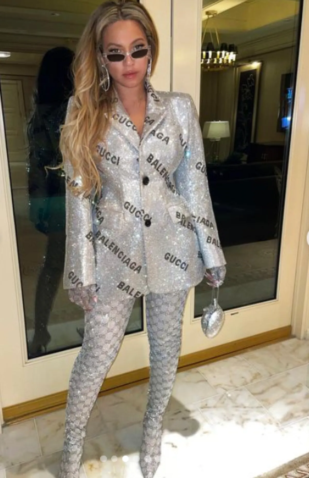 بيونسيه ترتدي بدلة ميتاليكية