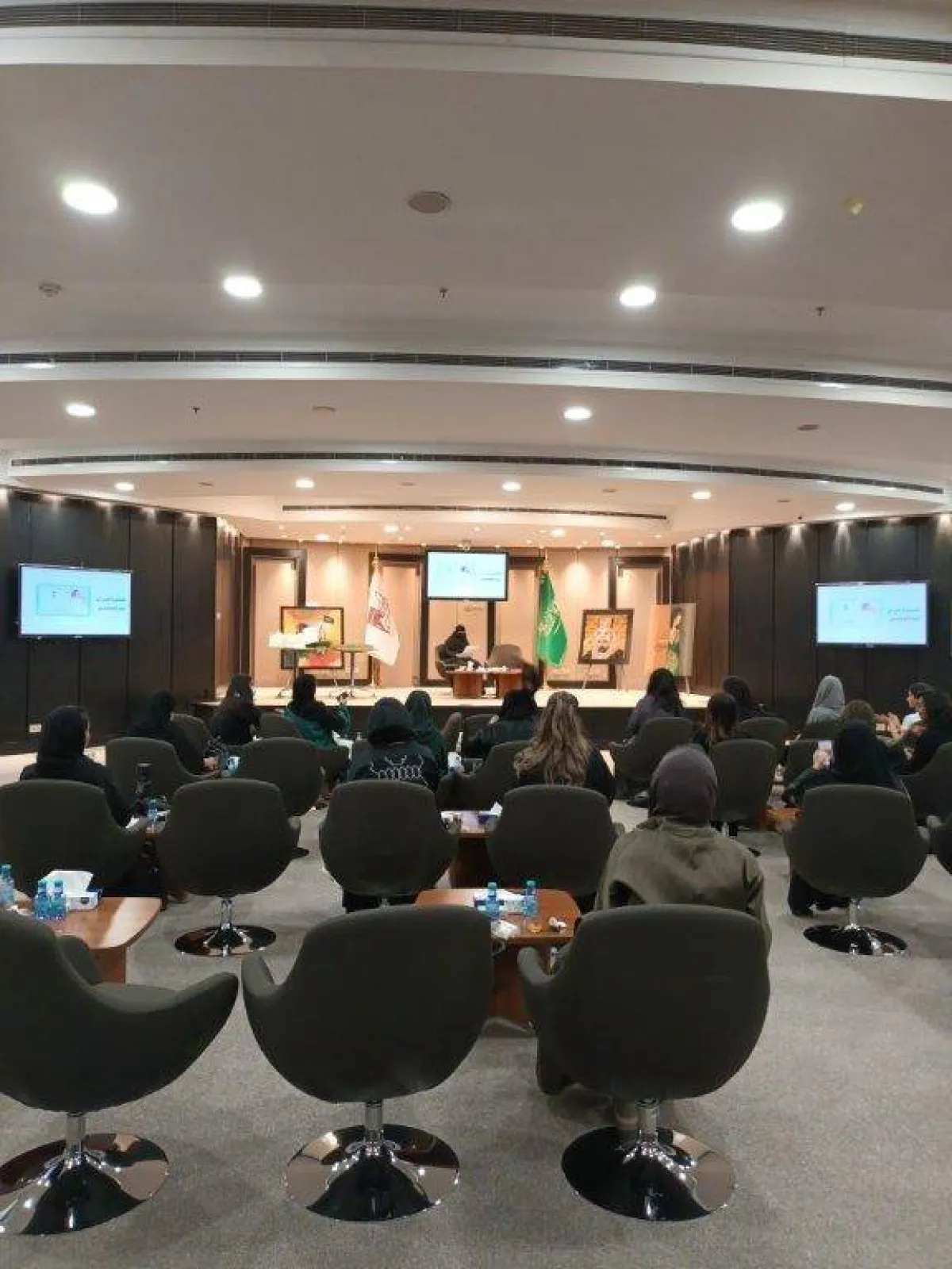صورة من أمسية  الوطن في عيون المرأة السعودية