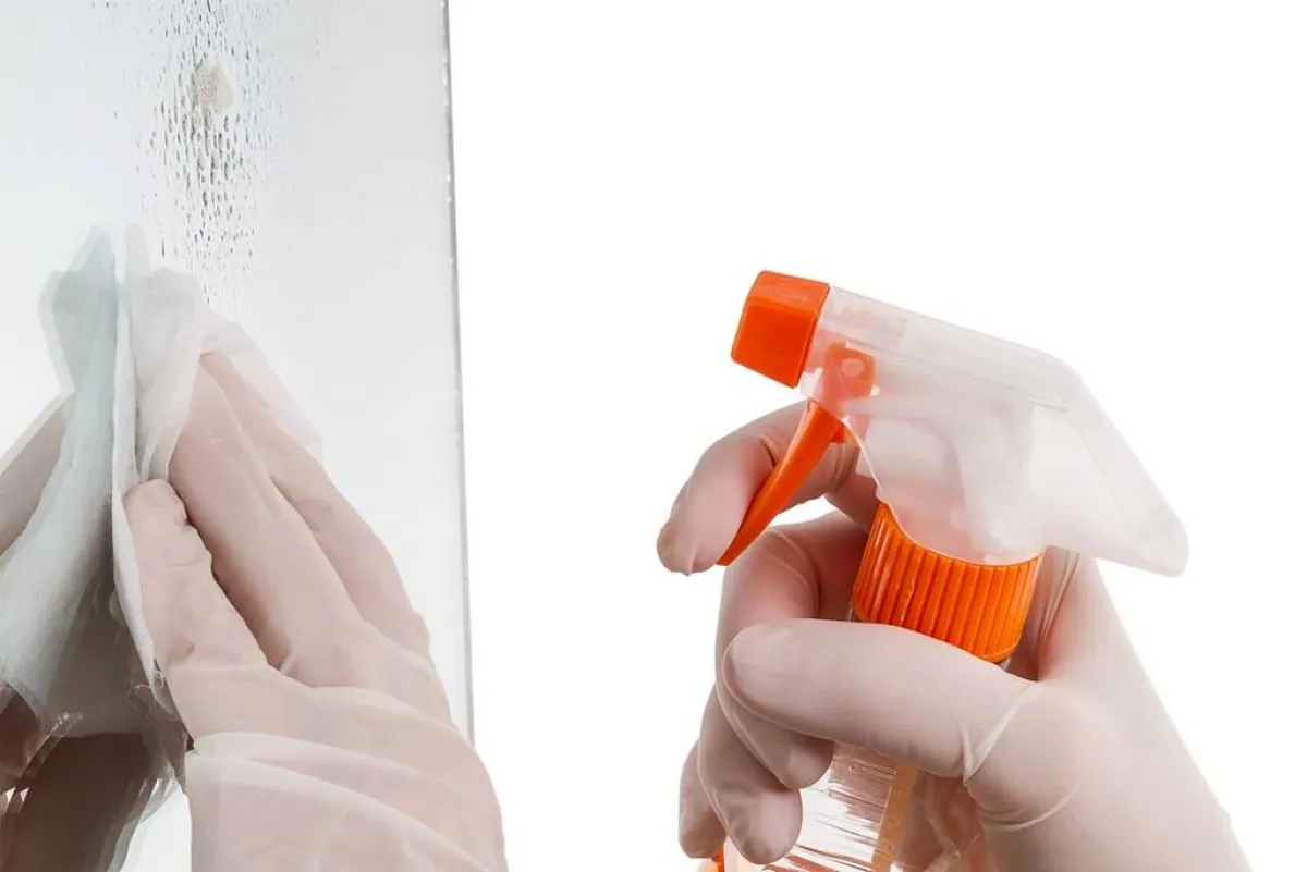 مزيج الماء والخلّ الأبيض لتلميع المرآة