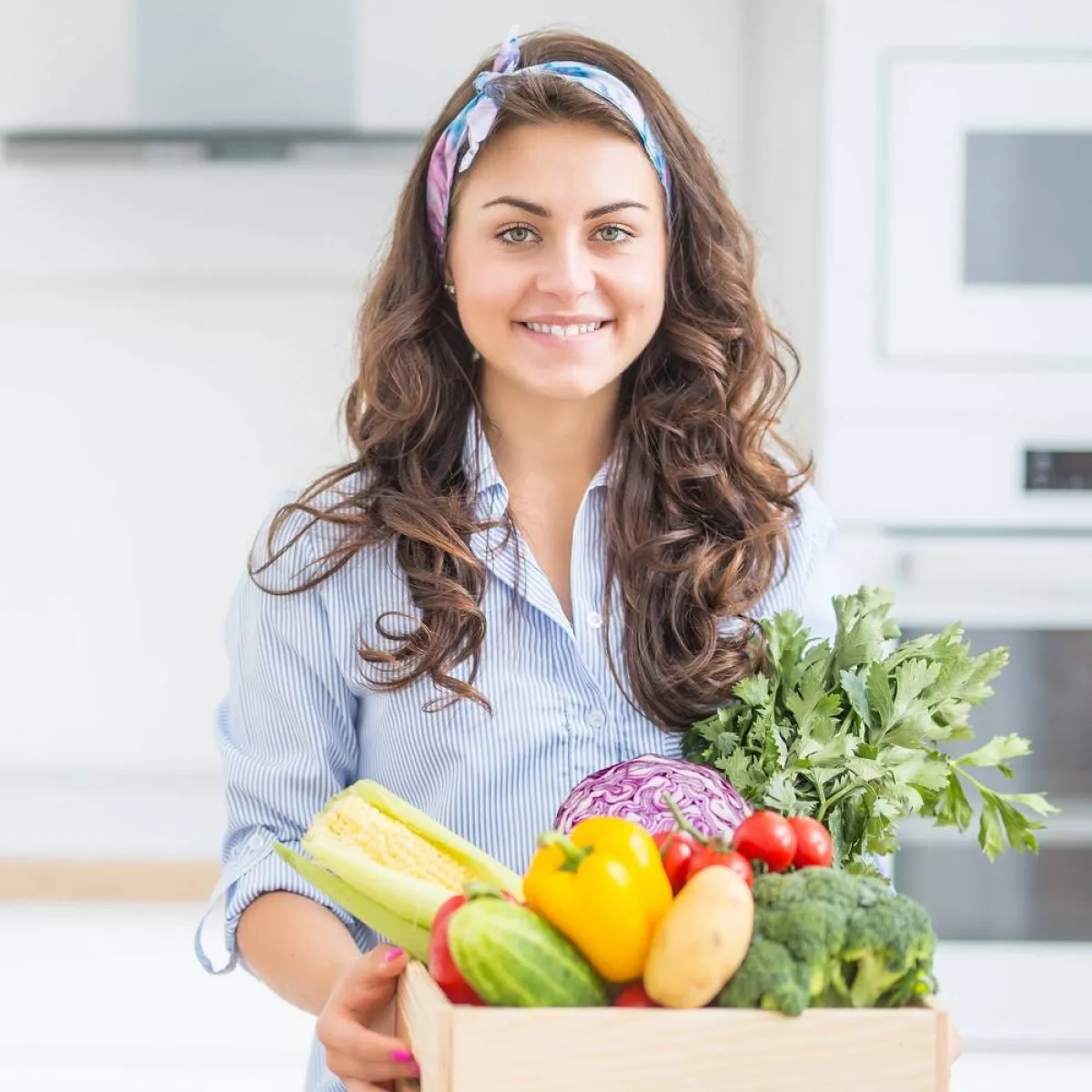 صورة لحامل والفواكه