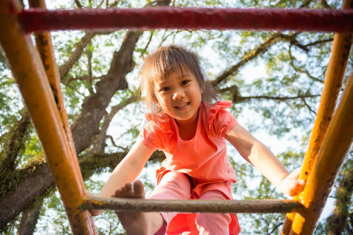 صورة لطفلة كثيرة الحركة