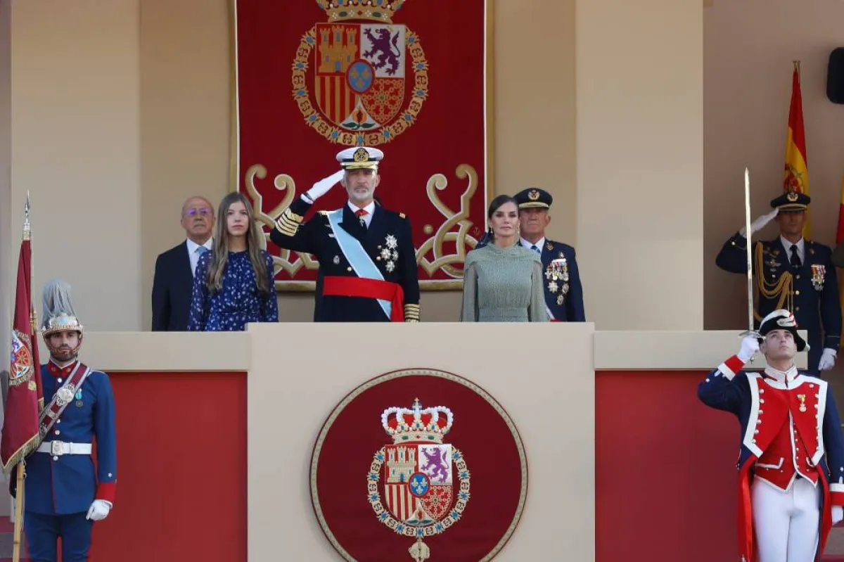 الملك الإسباني فيليب- الصورة من حساب Casa Real على تويتر الملك فيليب والملكة ليتيزيا وإنفانتا صوفيا في اليوم الوطني