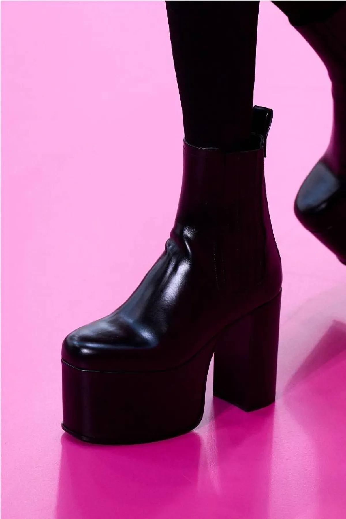 تنسيق أحذية الكاحل لخريف 2022 من فالنتينو Valentino