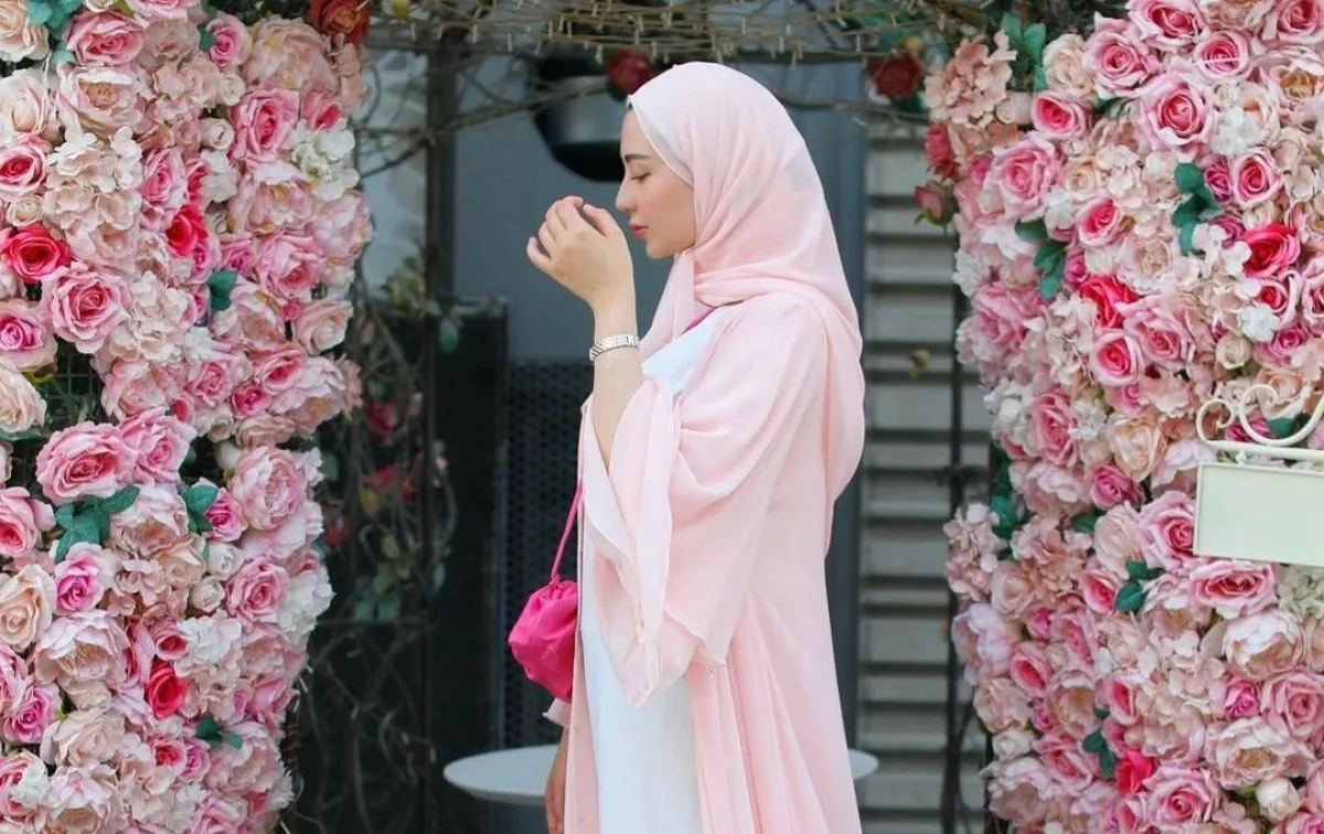 عبايات خليجية باللون الزهري