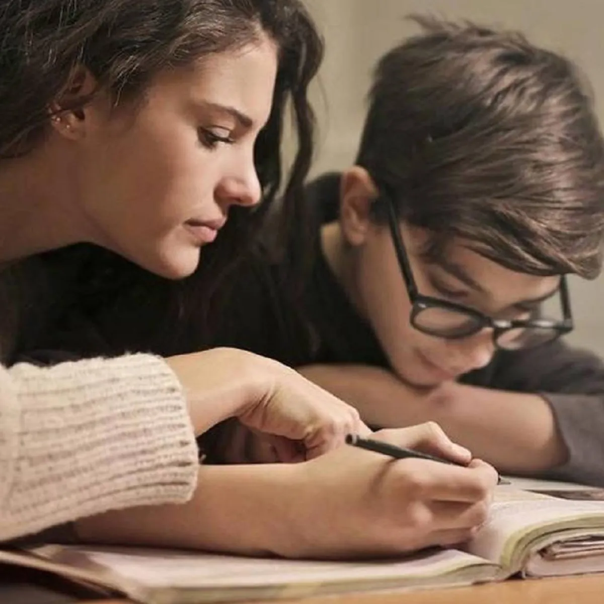 صورة تجمع بين الأم وطفلها