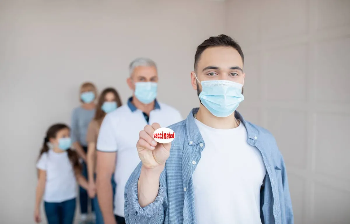 صورة طفلة بين الكبار تنتظر دورها بهدوء