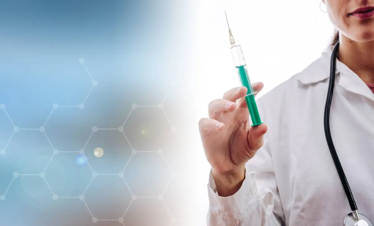 صورة لطبيبة تحمل الحقنة
