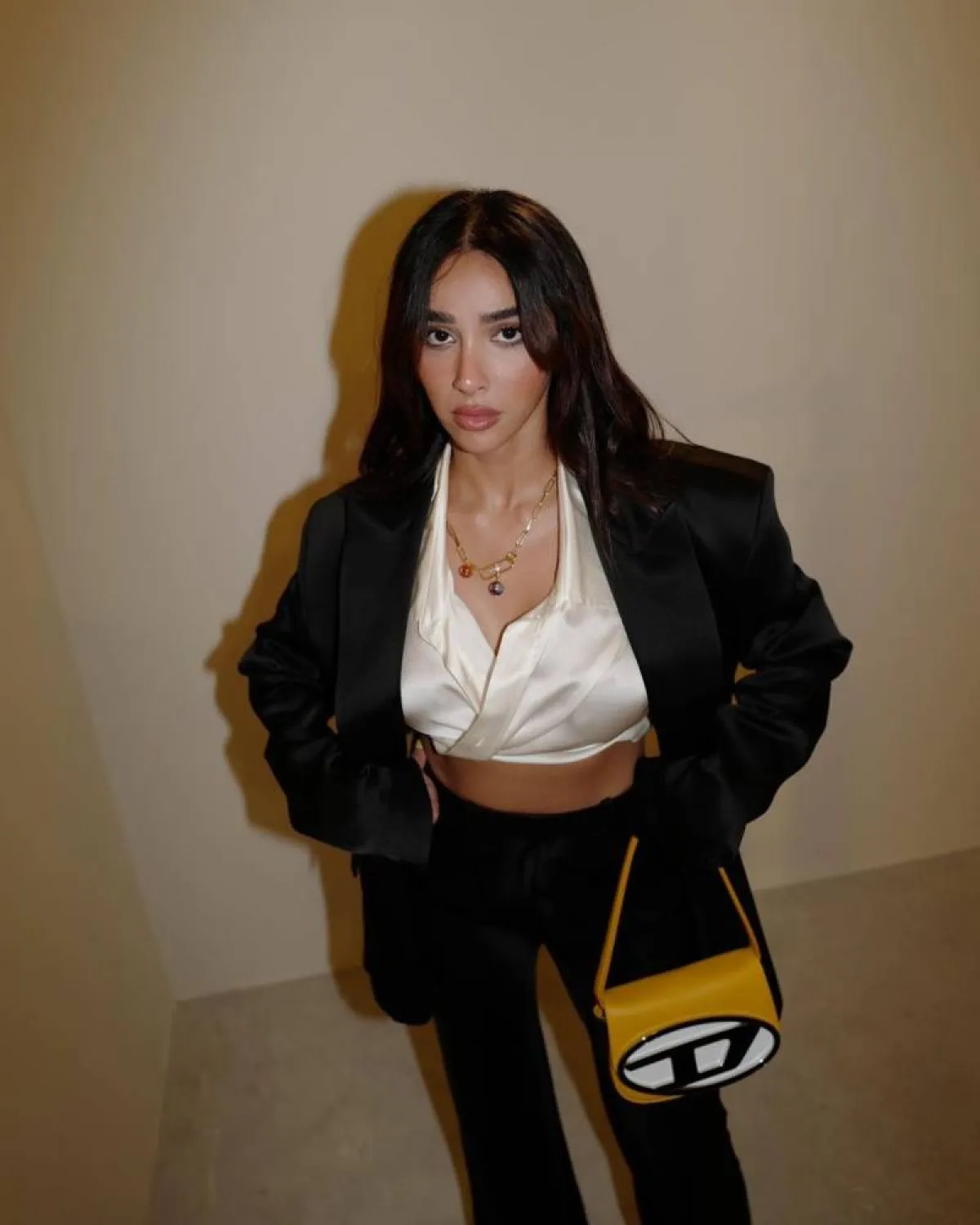 هلا العبدالله ببدلة شبابية عصرية 