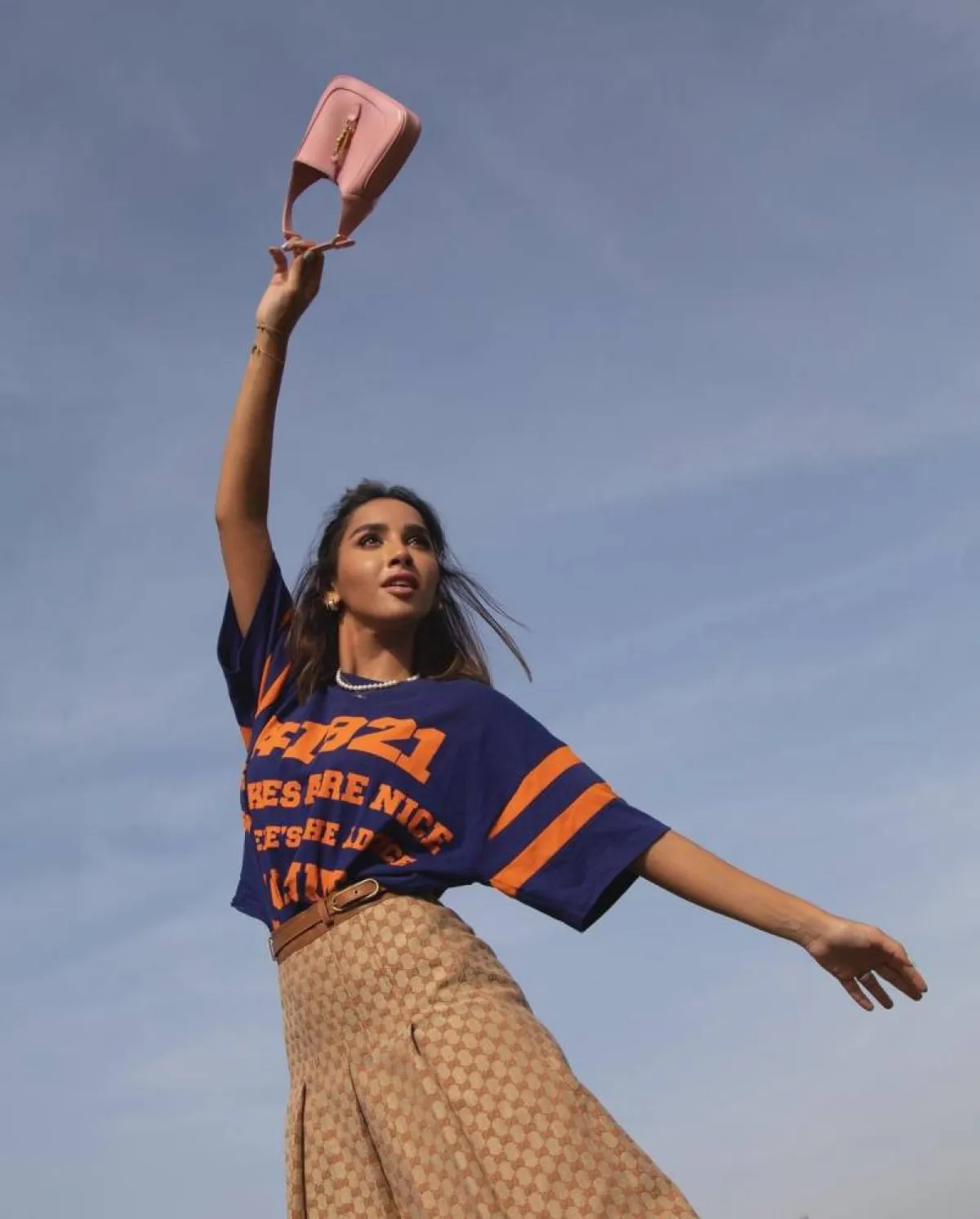 هلا العبد الله بتنورة شبابية 