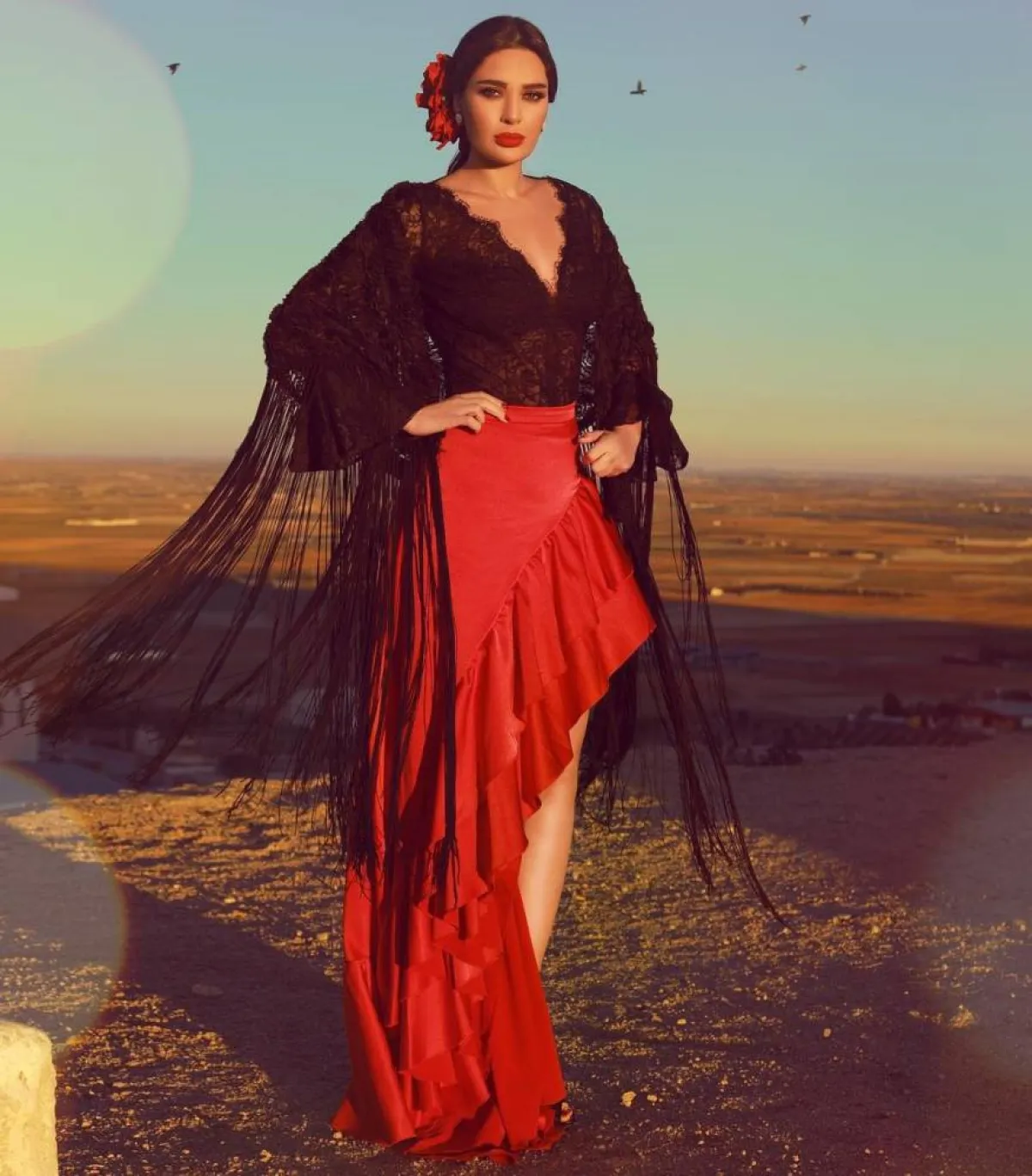 سيرين عبد النور بتنورة جذابة باللون الأحمر