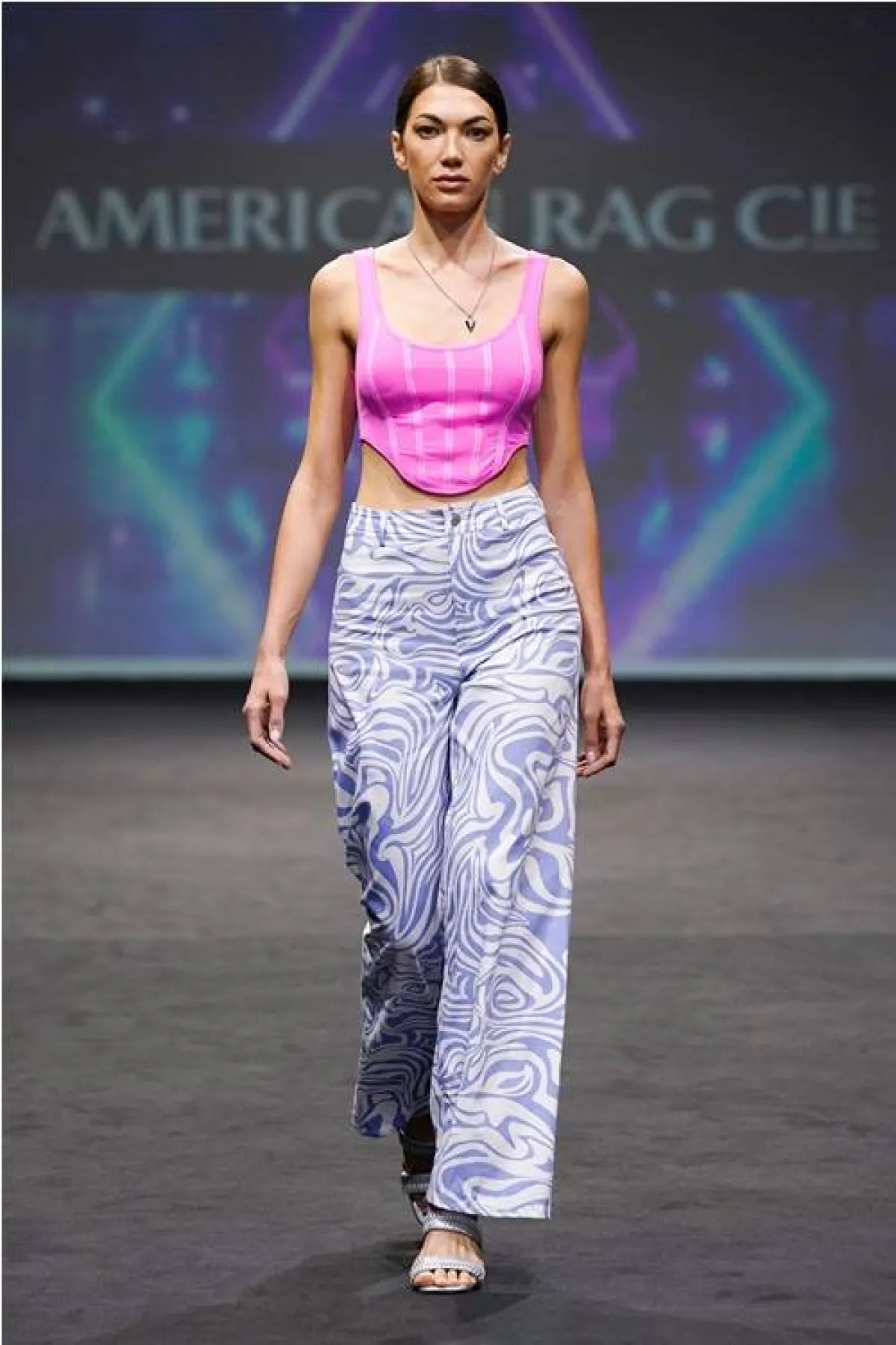 موديلات بناطيل واسعة وملونة لخريف 2022 من إز كامينغ Is Coming