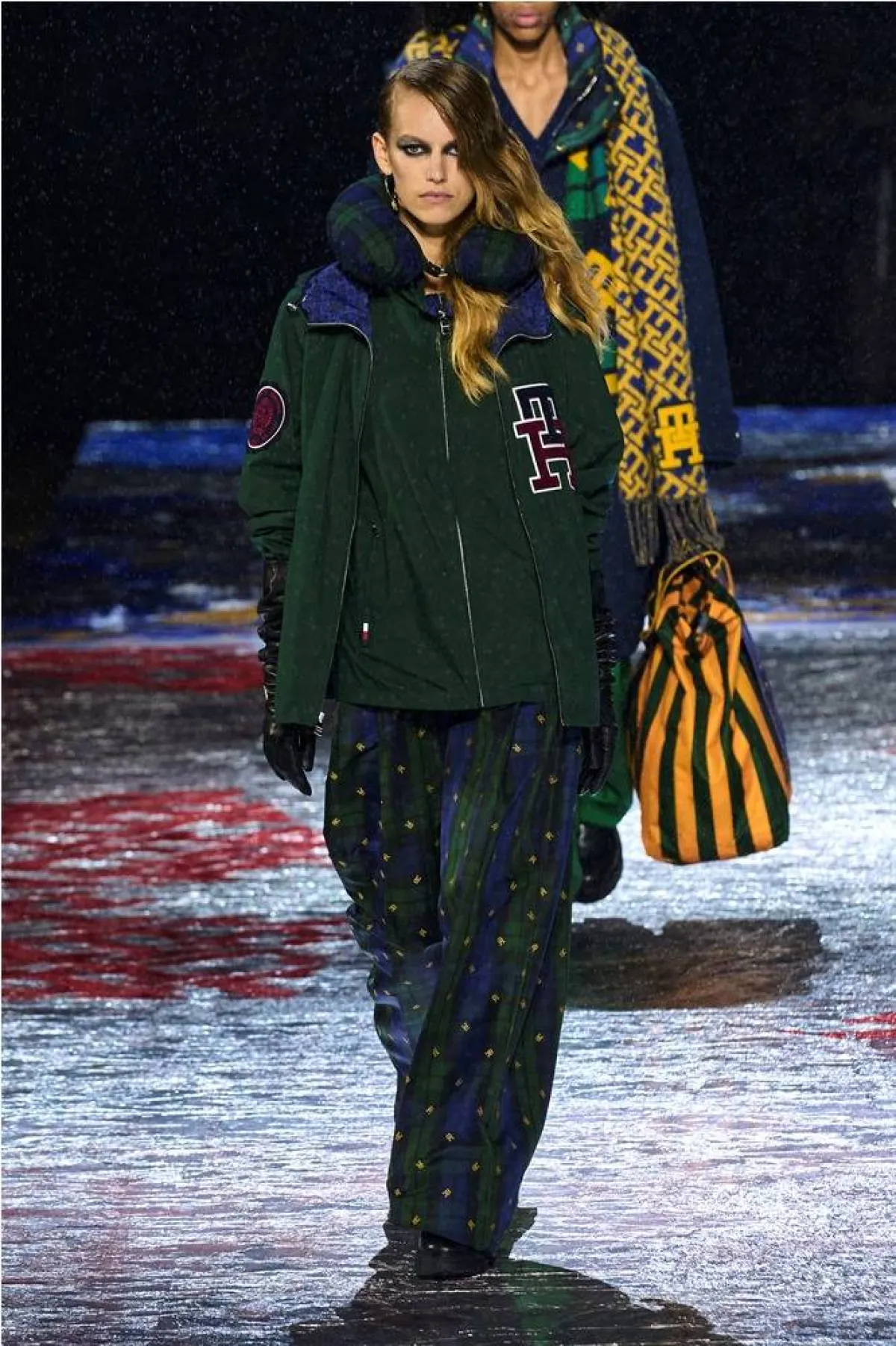 موديلات بناطيل واسعة وملونة لخريف 2022 من تومي هيلفيغر Tommy Hilfiger