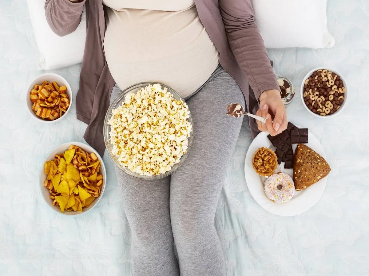 صورة لامرأة حامل تتناول الطعام