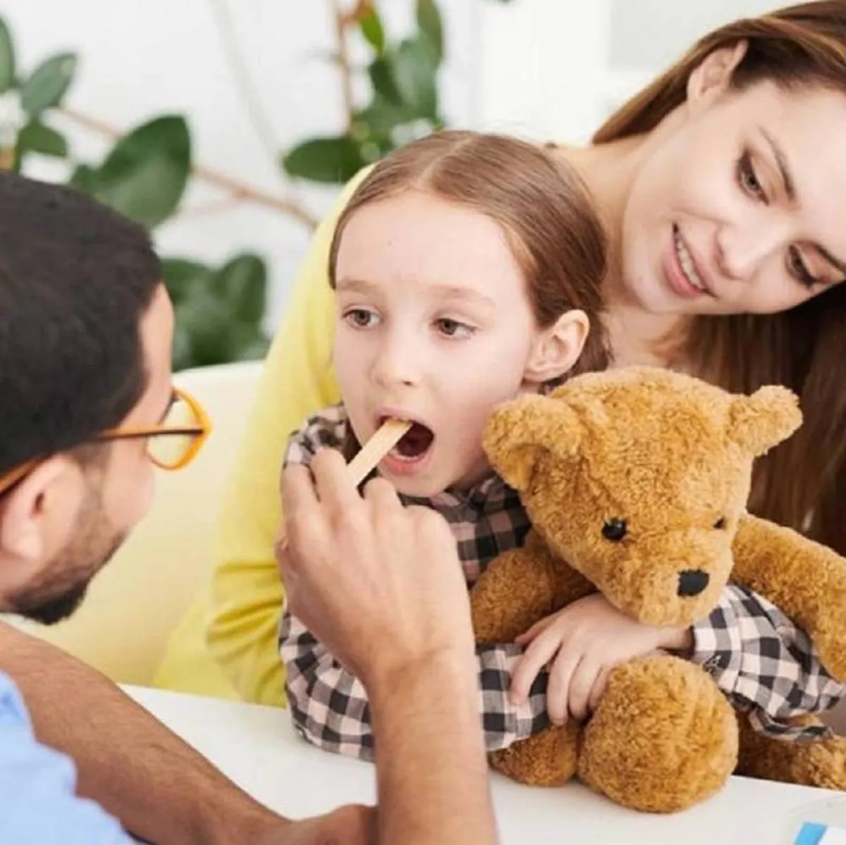 صورة لطفلة مريضة والطبيب