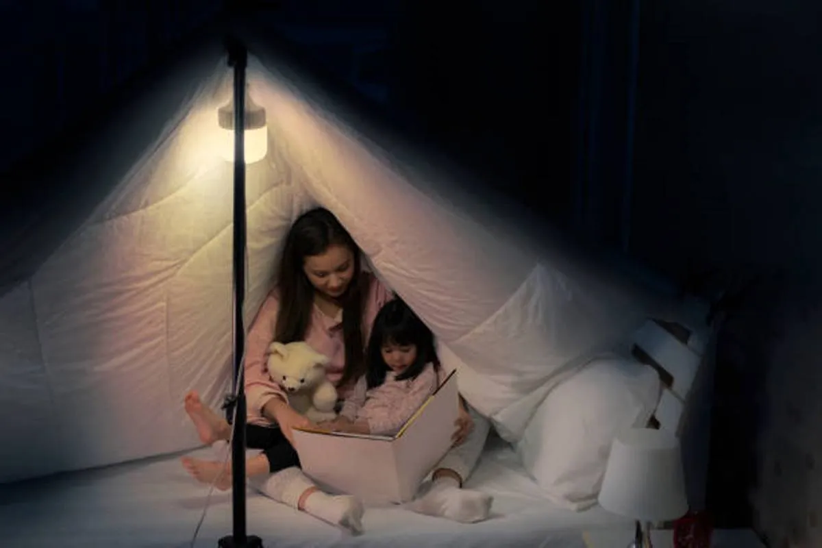 صورة لأم تقرأ القصص لطفلها