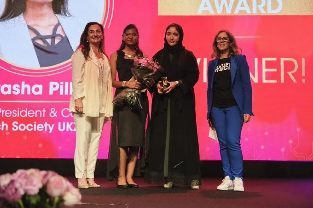 "الشيخة موزة آل مكتوم" تسلم الجائزة العالمية ضمن فئة "جائزة الفتاة الطموحة". الصورة من مكتب دبي الإعلامي