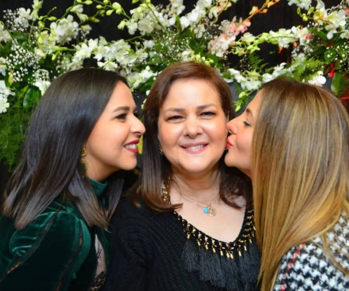 دلال عبد العزيز وابنتاها دنيا وإيمي - الصورة من حساب دنيا سمير غانم على انستغرام