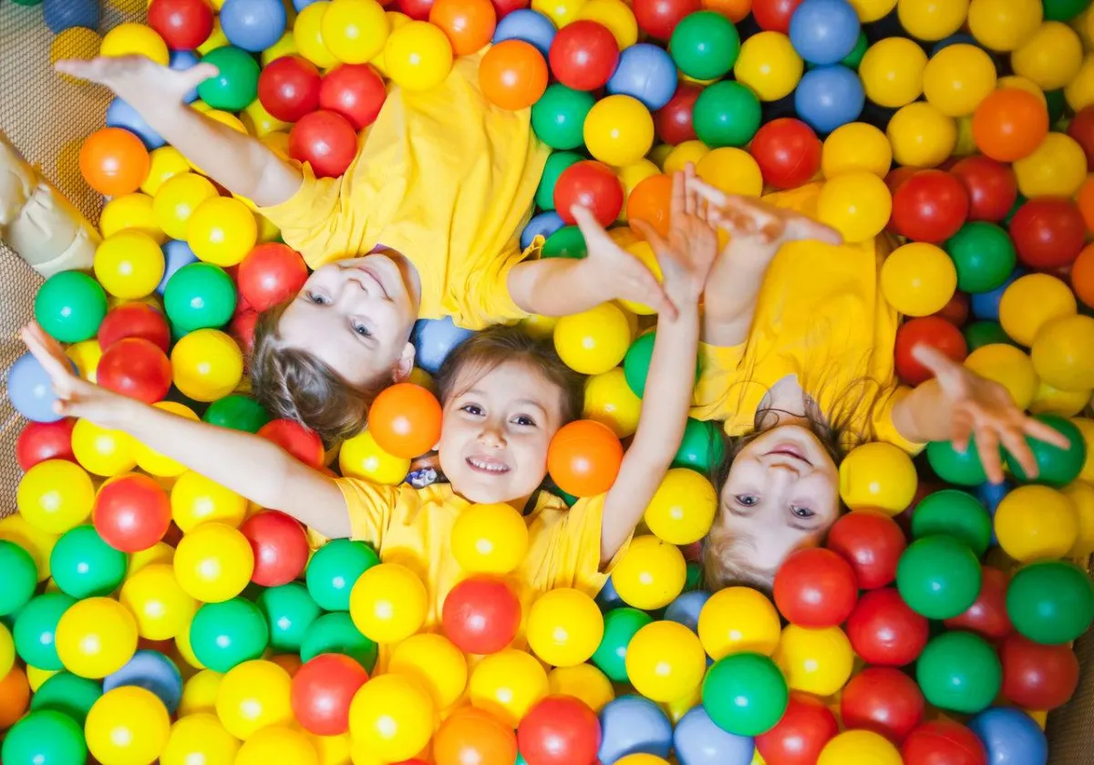 صورة لأطفال بين الكرات