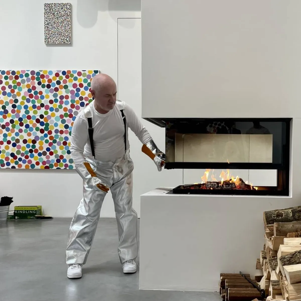 فنان يحرق لوحاته