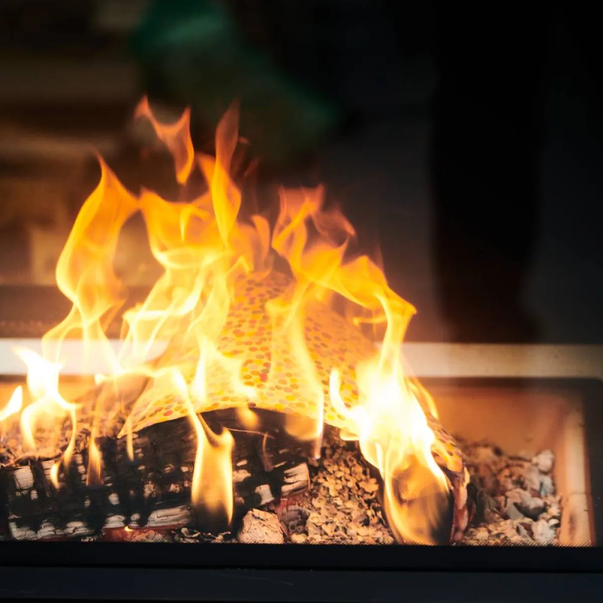 فنان يحرق لوحاته