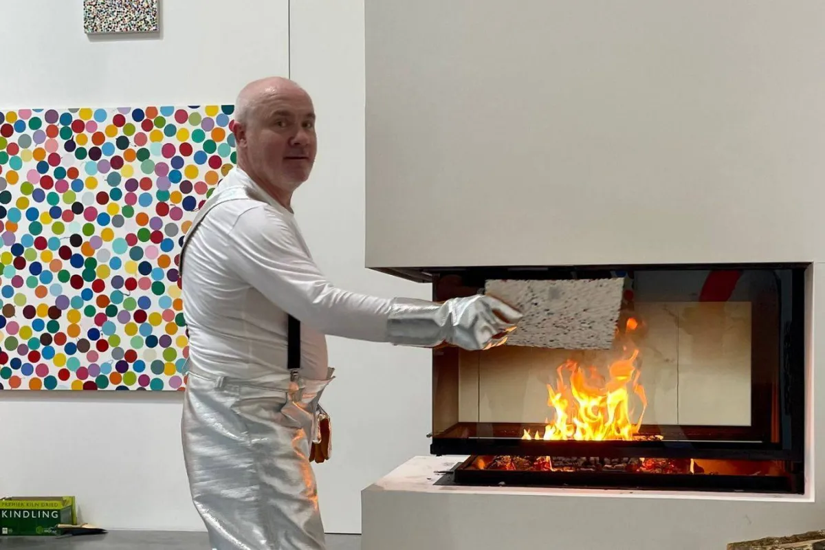 فنان يحرق لوحاته