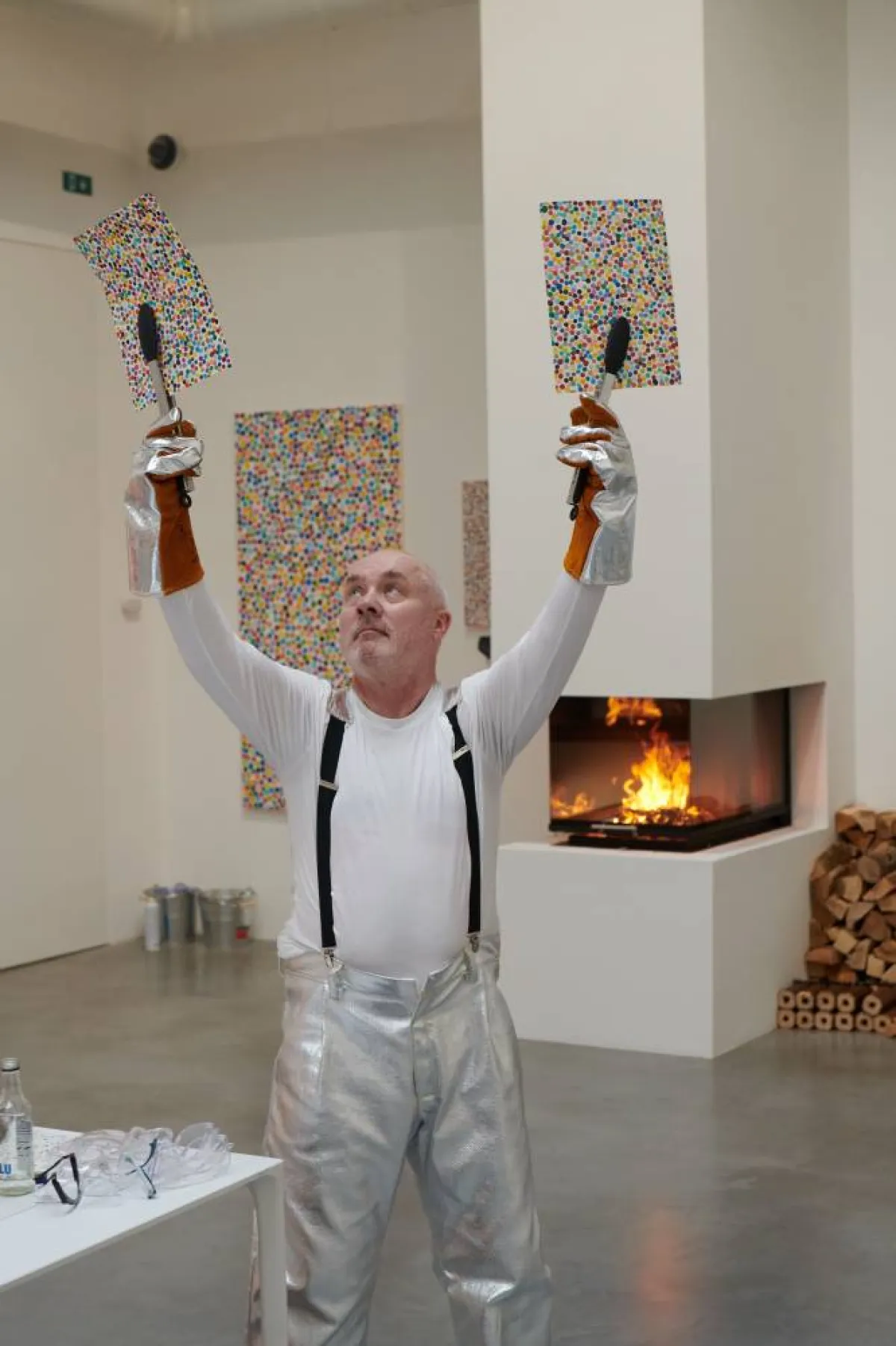 فنان يحرق لوحاته