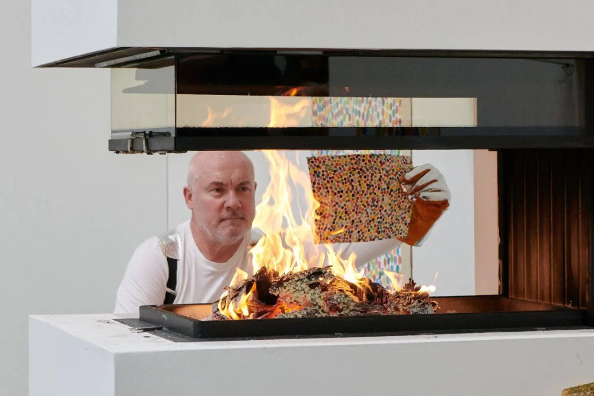 فنان يحرق لوحاته