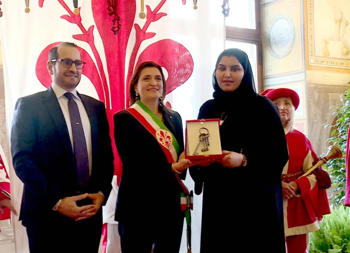 الريم بنت عبدالله الفلاسي تسلمت الهدية التذكارية. الصورة من "وام"