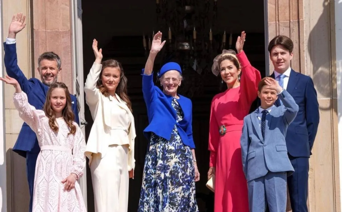 الأميرة مارغريت تتوسط ابنها وزوجته وأحفادها- الصورة من حساب البيت الملكي الدنماركي على إنستغرام