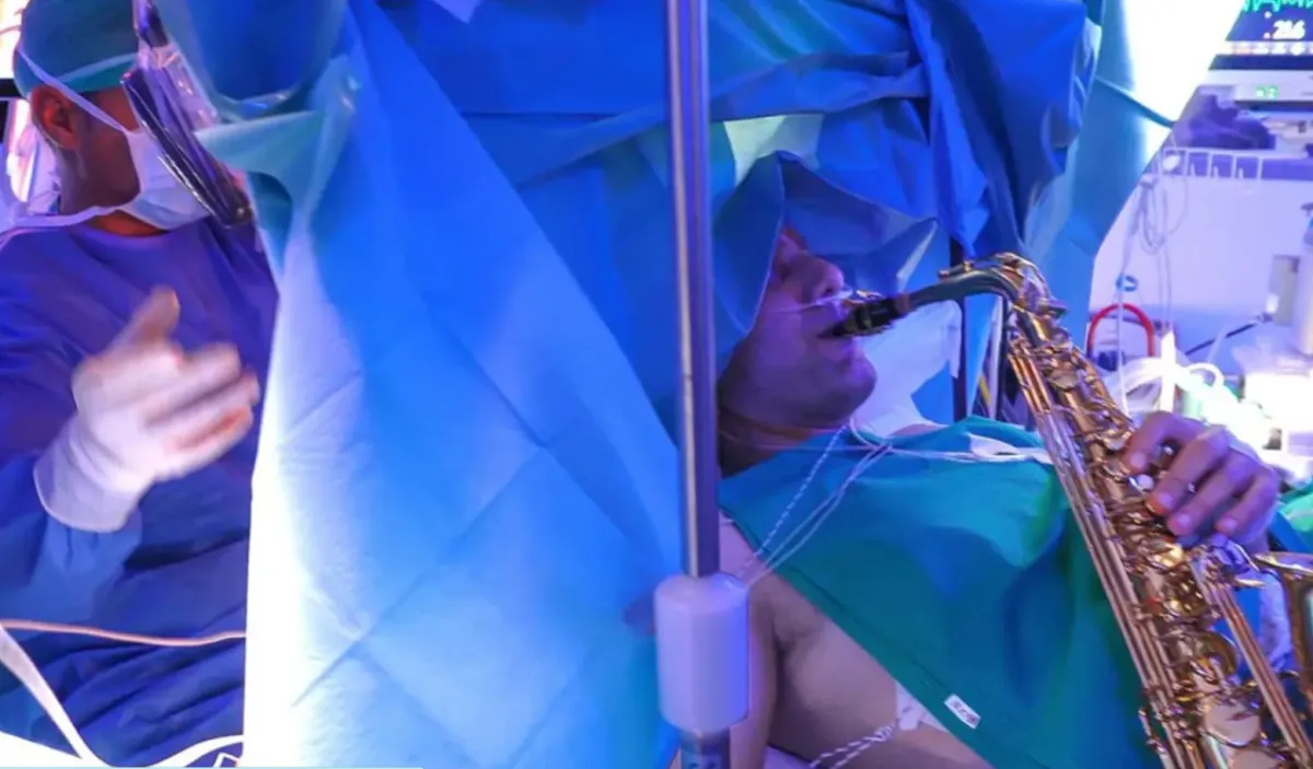 مريض يعزف على آلة "الساكسفون" أثناء خضوعه لعملية جراحية دقيقة في المخ - الصورة من موقع " nypost"