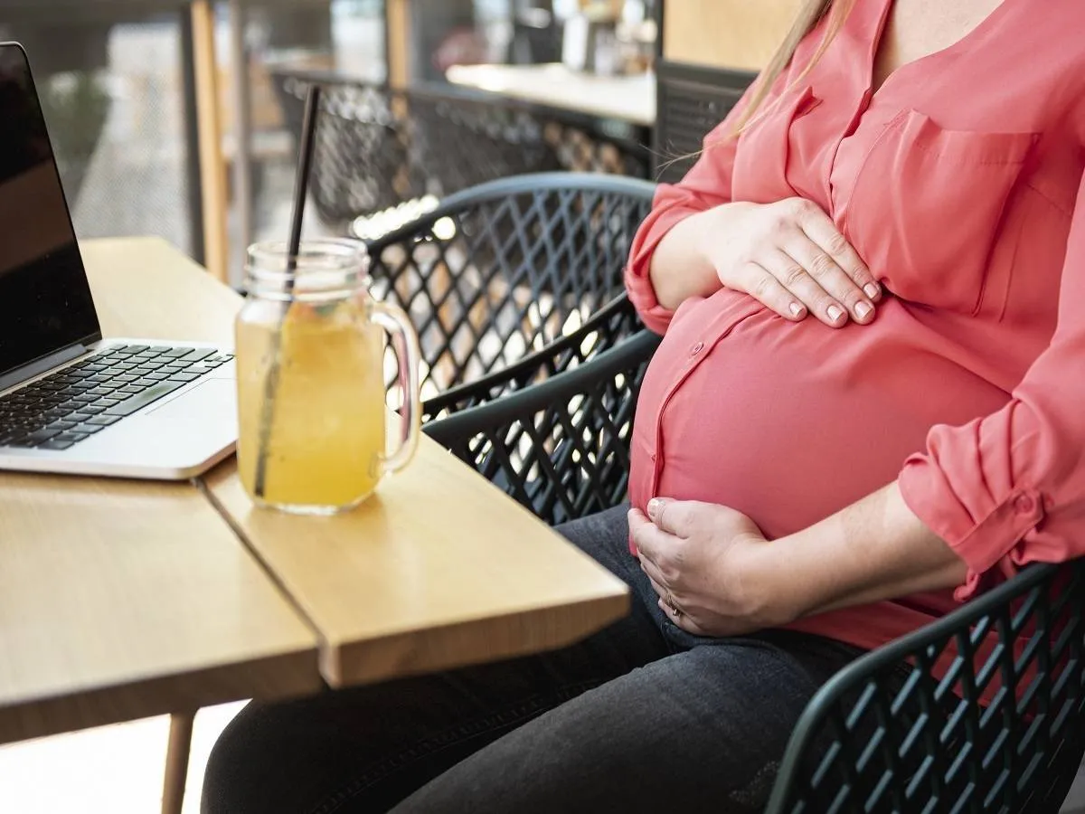 صورة لامرأة حامل تتناول العصير