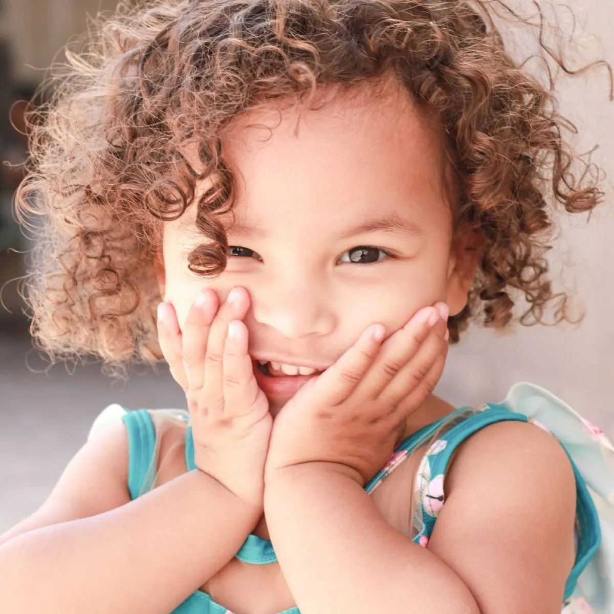 صورة لطفلة شعرها كيرلي